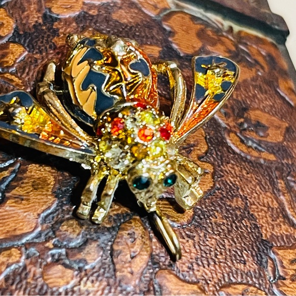 RARE! Joan Rivers “Fall Bee” Signed With Crystals & high quality enamel! - Picture 13 of 16